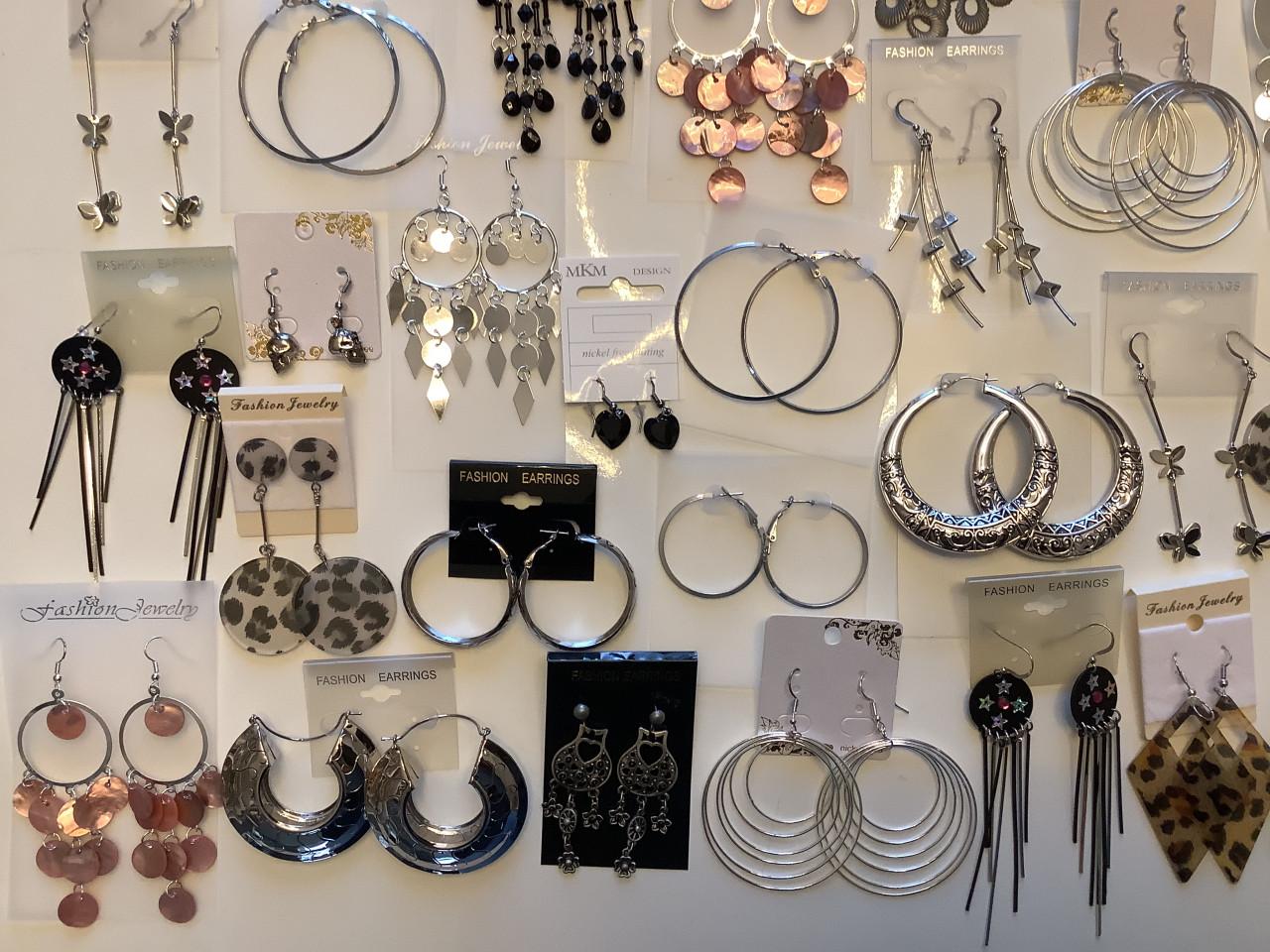 Partij hele mooie oorbellen. ( partij 18)