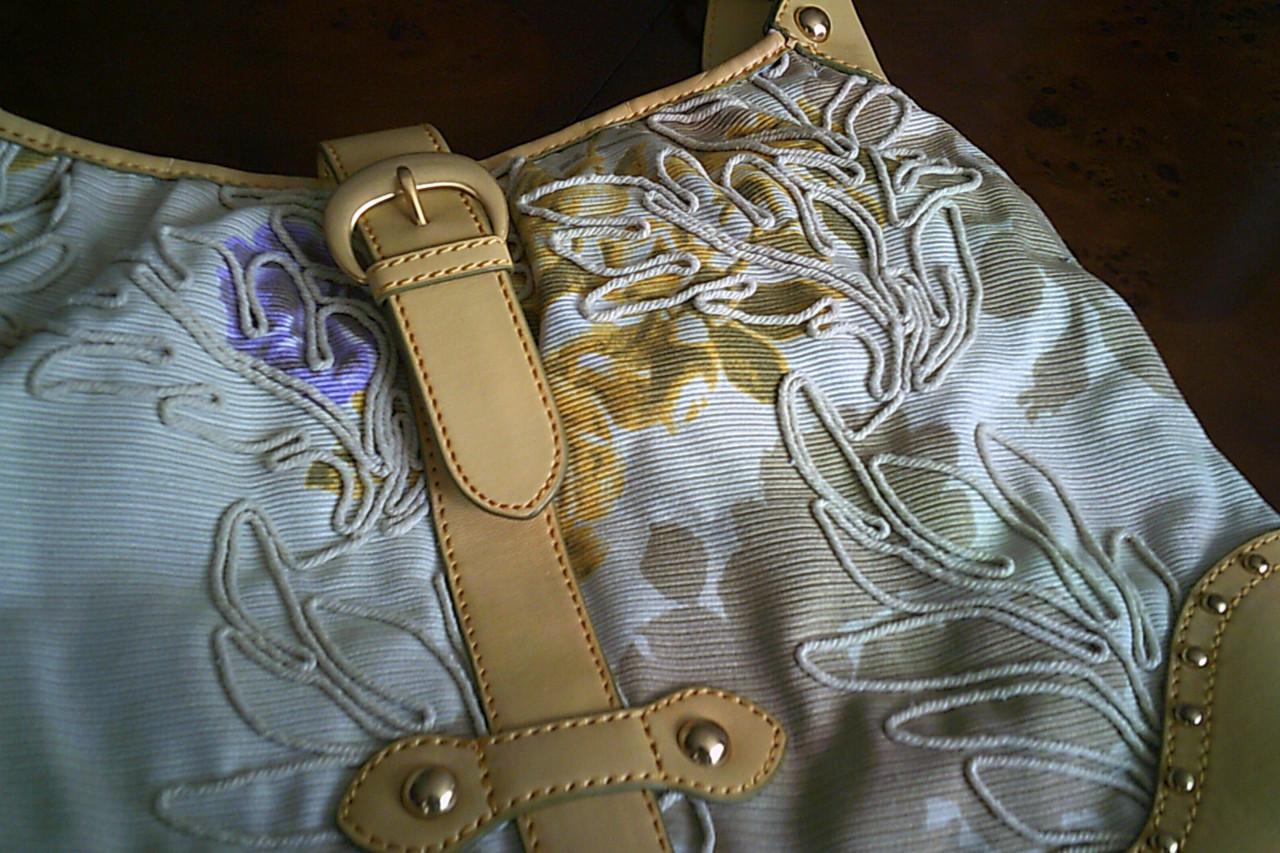 NIEUWE geborduurde OILILY handtas in zachte kleuren . . .