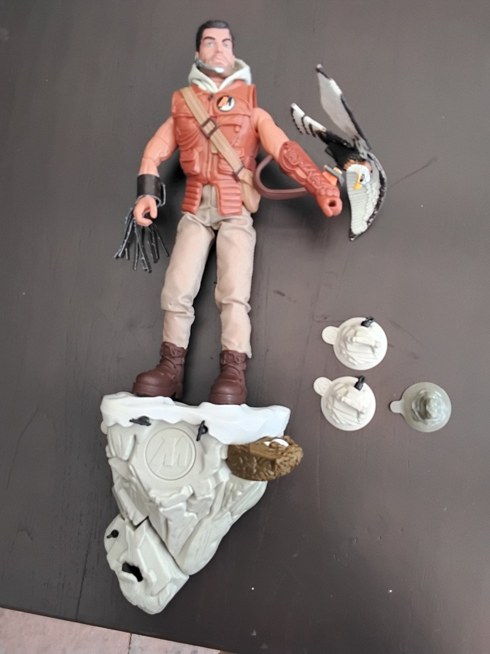 Action man met roofvogel