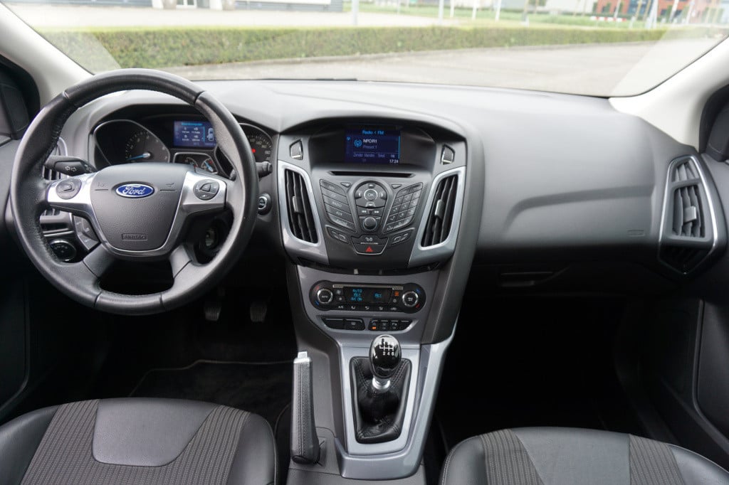 Ford Focus wagon 1.0 ecoboost lease titanium climate / navi / cruise / elek