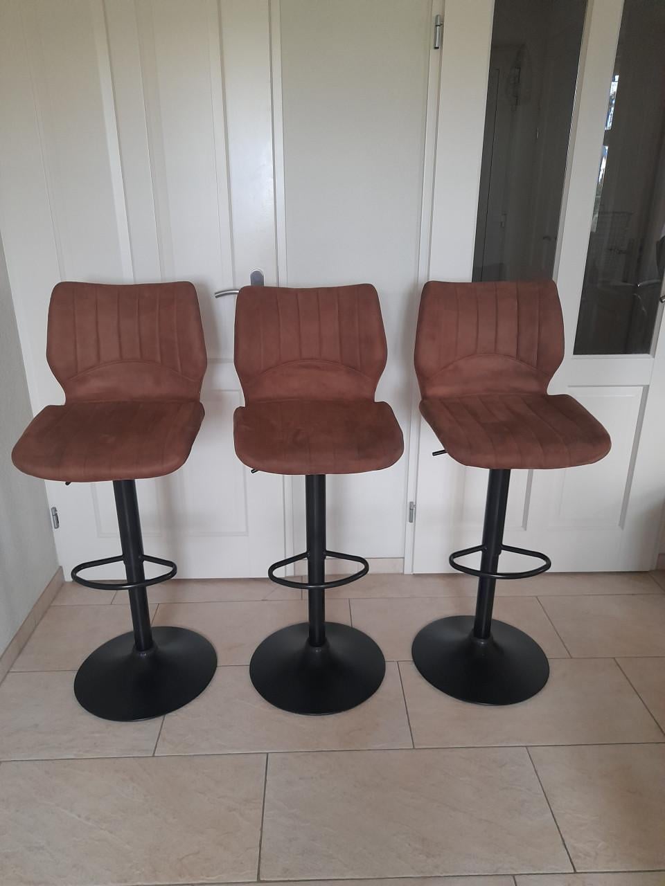 3 Barkrukken (in goede nette staat )  €25 per stuk