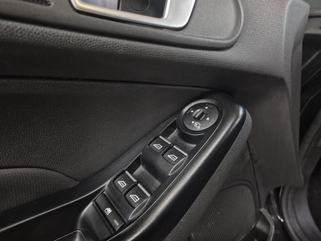Ford Fiesta 1.25 / nieuwe db riem / parkeersensoren / stoelverwarming