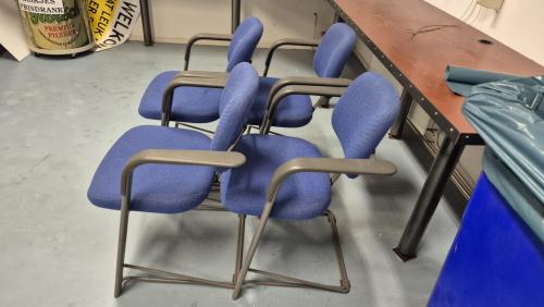 Gratis 4 blauwe kantoorstoelen met stalen frame