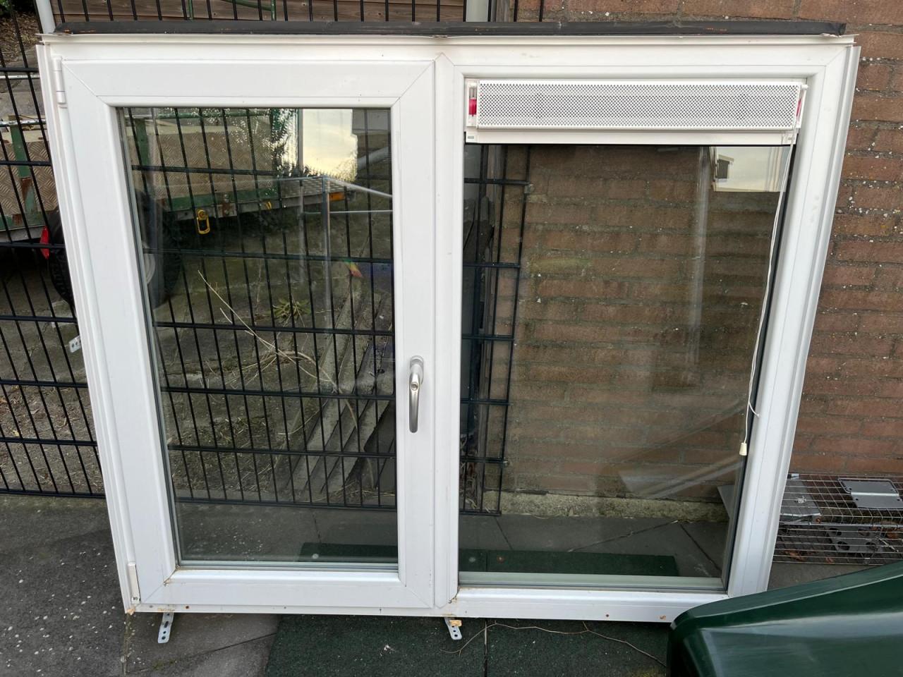 Kunststof kozijn met draai-kiepraam + ventilatierooster (dubbel glas)