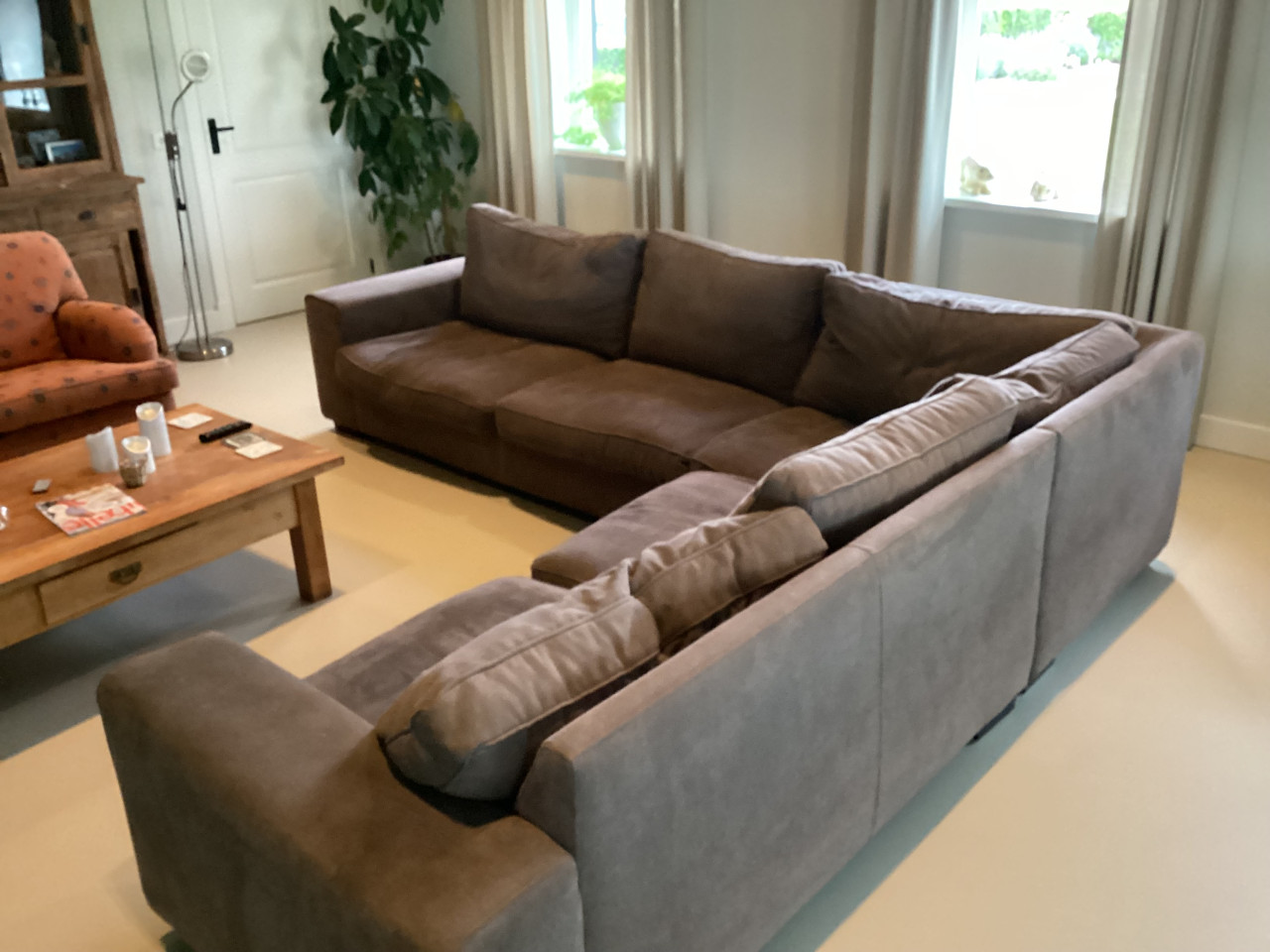 Comfortabele bruine hoekbank