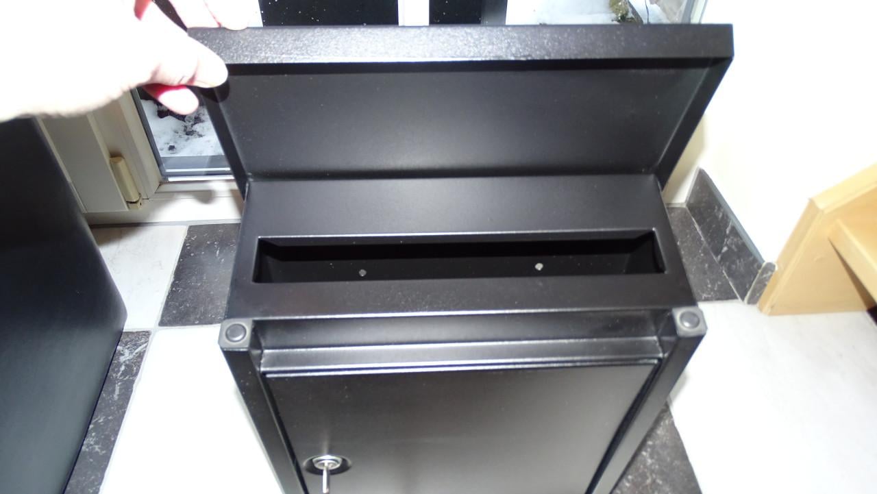 Metalen brievenbus in de kleur zwart, incl. slot + sleutel.
