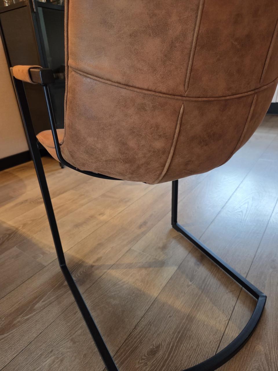 2 zeer nette cognac kleur suede stoelen