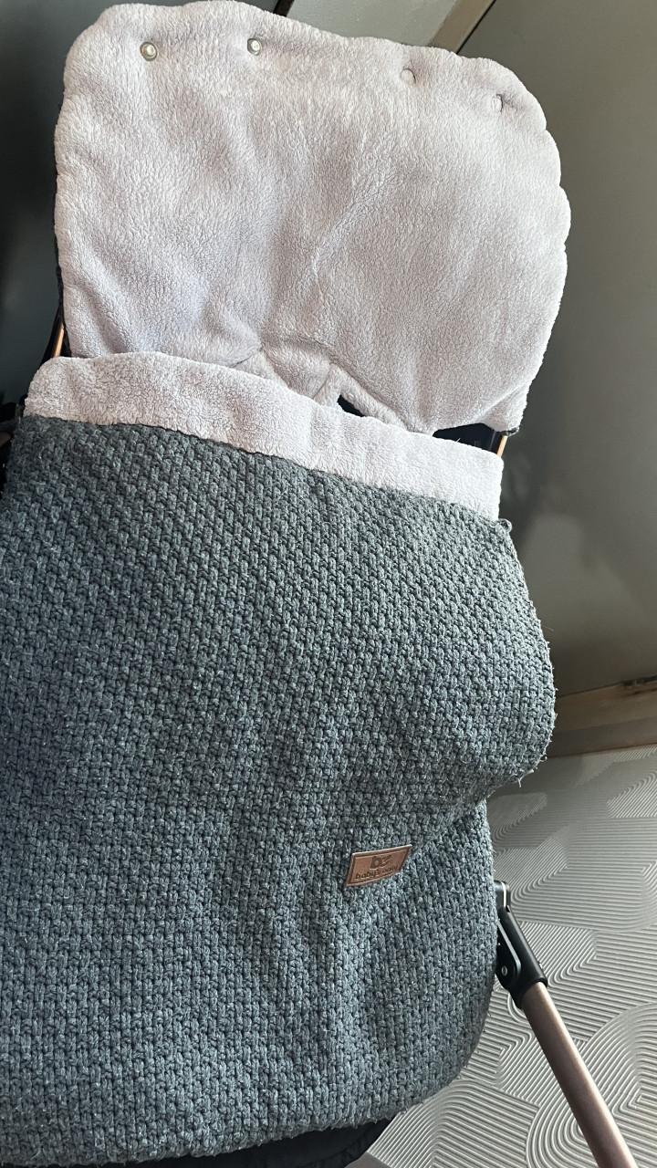 Mooie rosegoude kinderwagen
