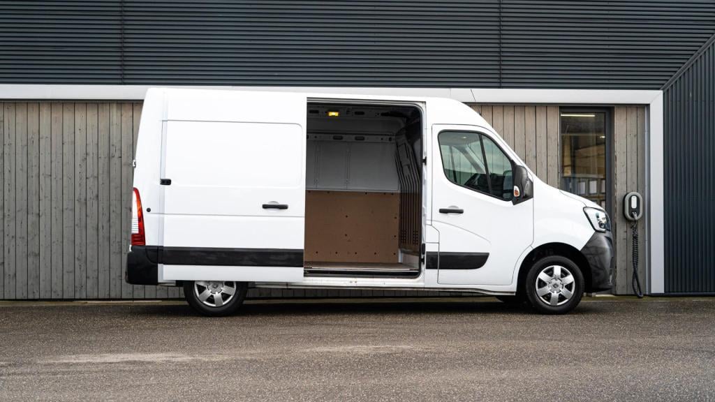 Renault Master t35 2.3 dci 135 l2h2 comfort | camera | vloerplaat | navigat