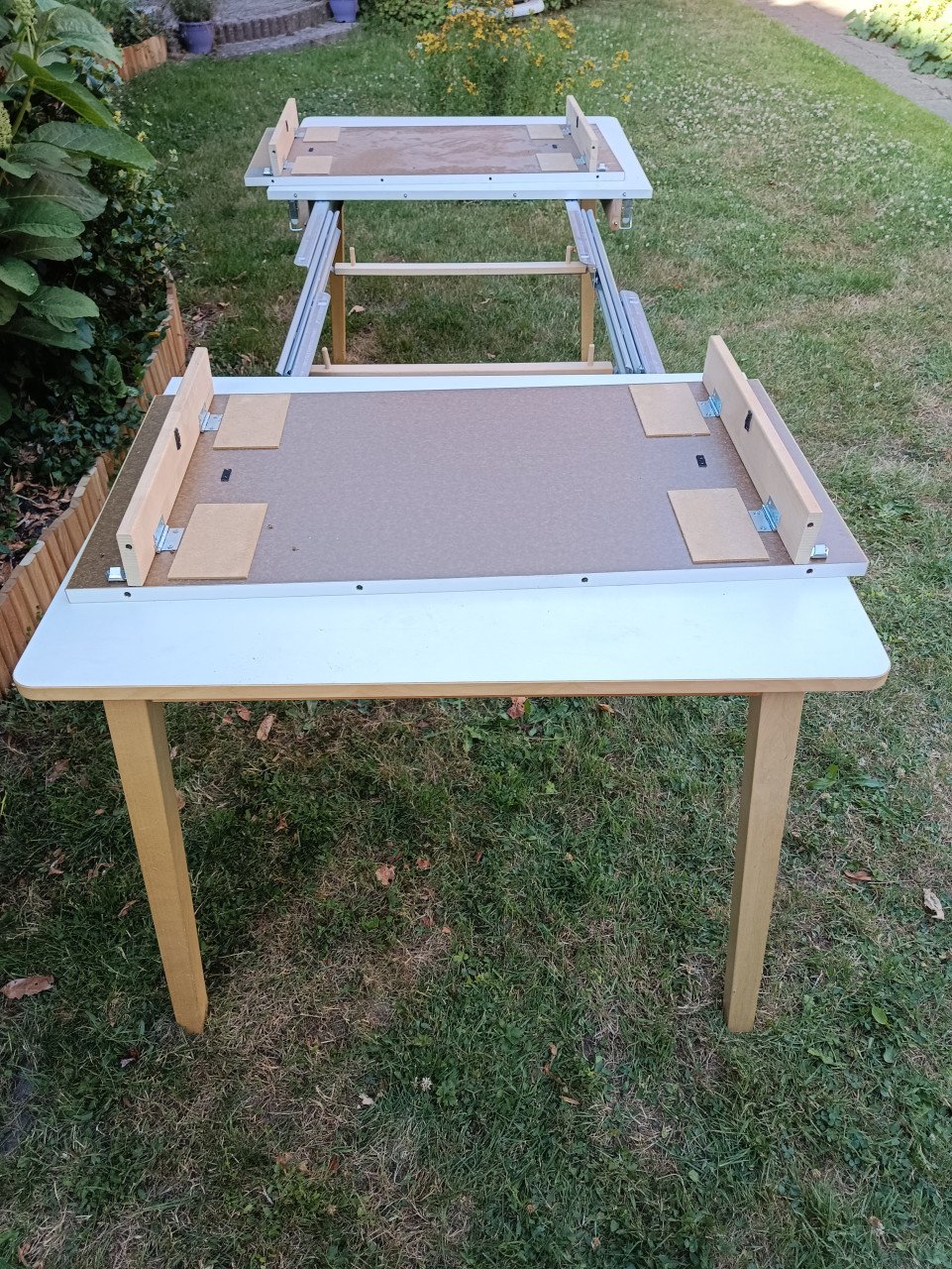 Uitschuifbare eettafel van 140 x 90 cm tot 233 x 90 cm.