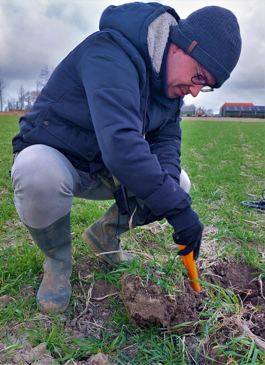 Metaaldetectie activiteiten op landerijen en akkers