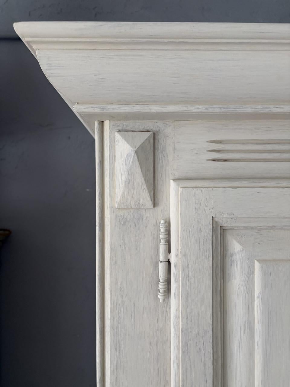 Grote kast met 2 deuren en 4 laadjes