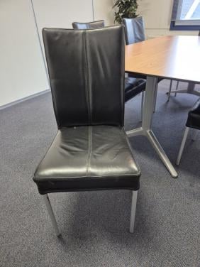 6 zwarte leren stoelen