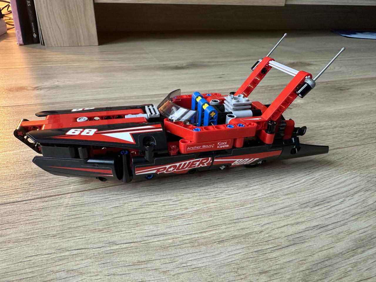 Lego Technic Powerboat 42089