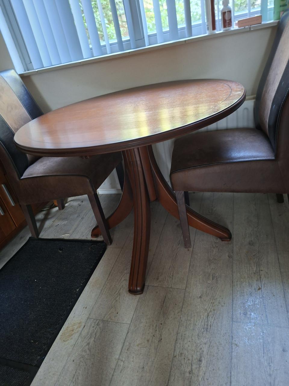 GROTE SALON TAFEL MET 4 LADEN PUNT GAAF