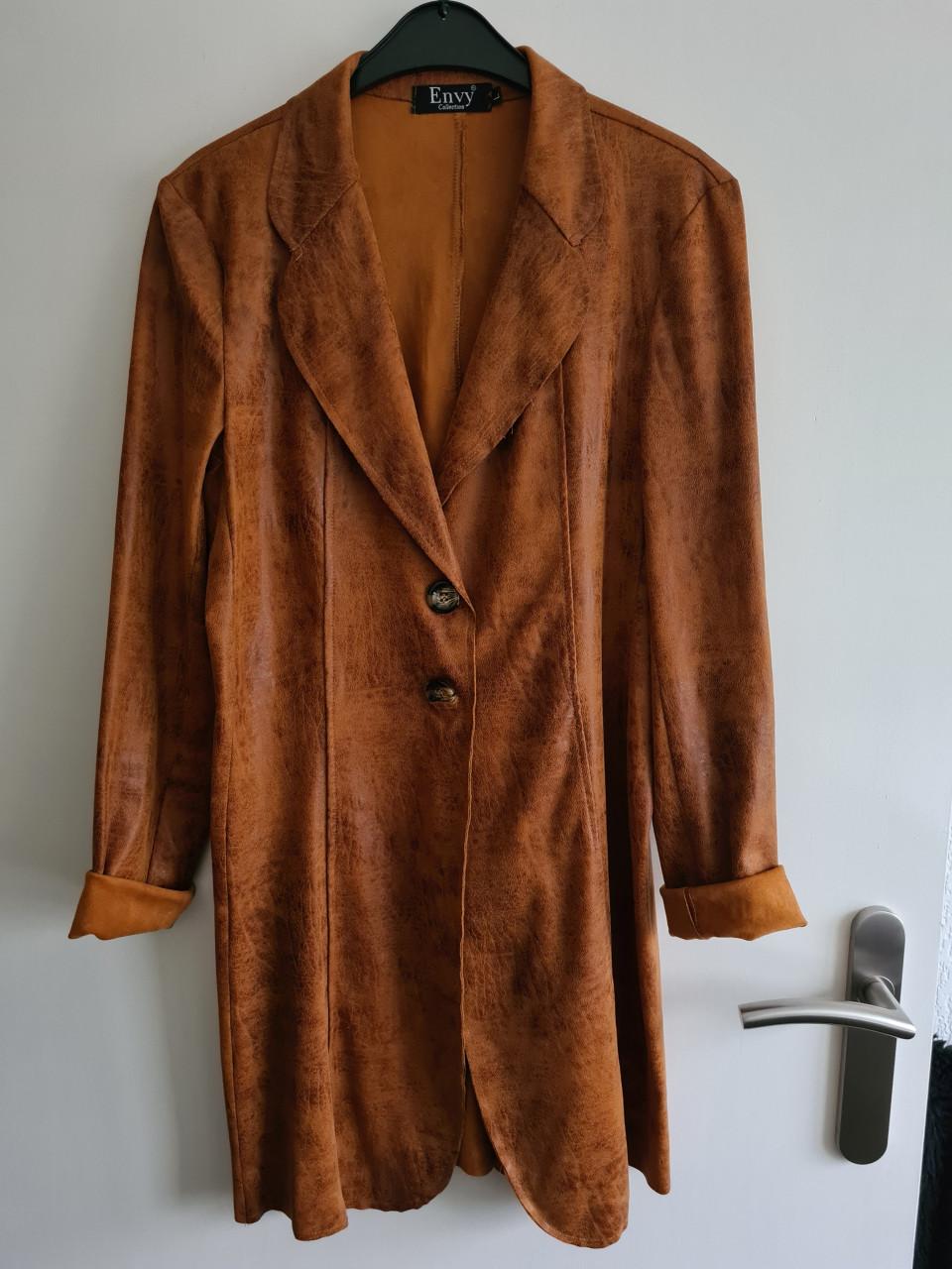 Nieuw ! Cognac kleur soepel vallende lange blazer van Envy Maat L