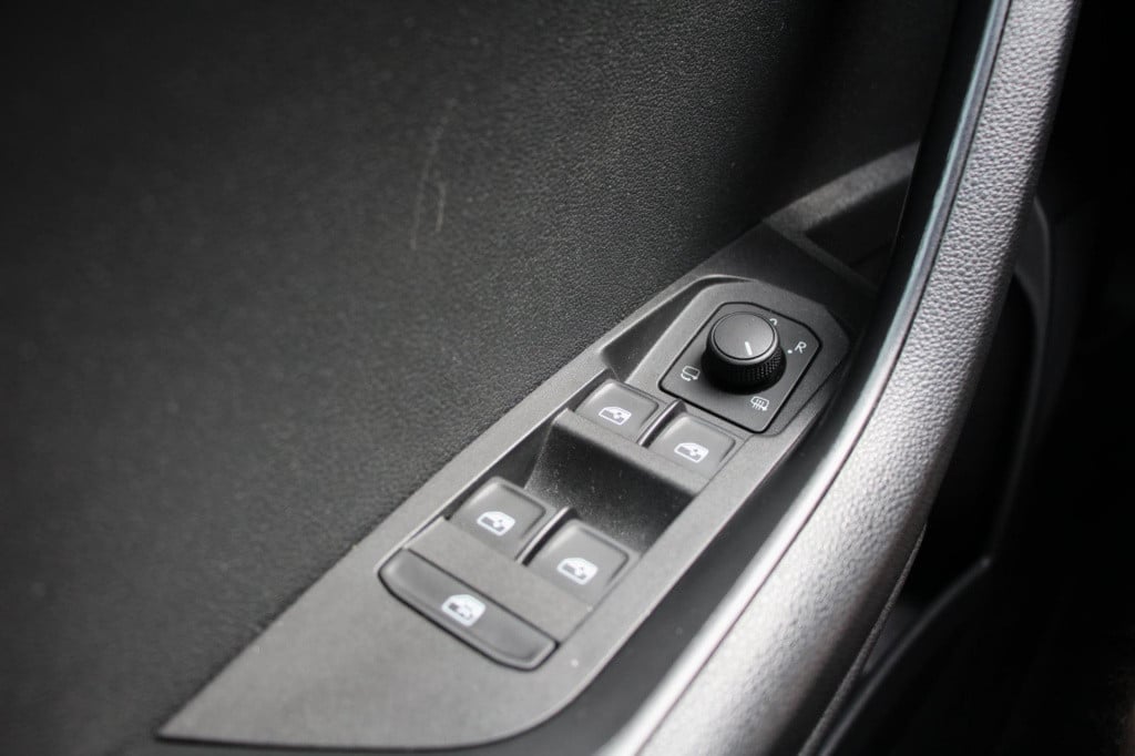 Skoda Karoq 1.5 tsi act sportline business - stoel verw - carplay - virtual