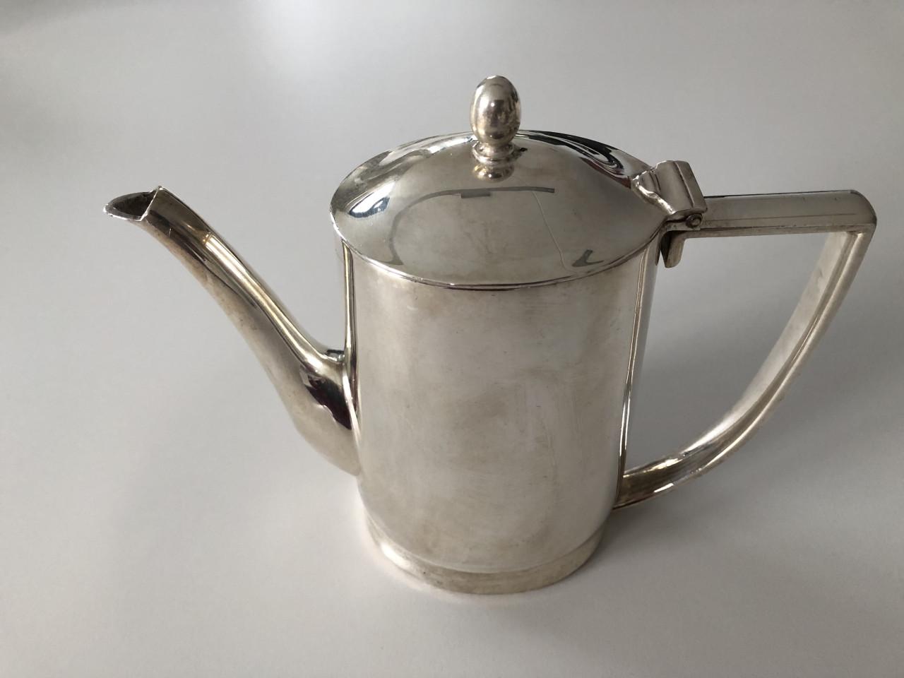 Verzilverde koffiekan van Hollandia 1930