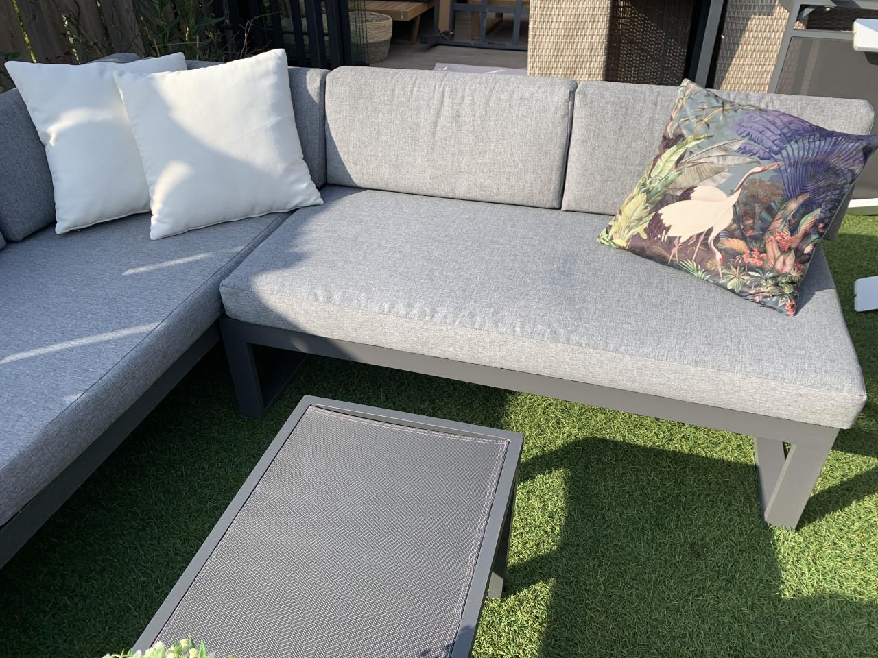 Alminium grijs Loungset met kussens en tafel