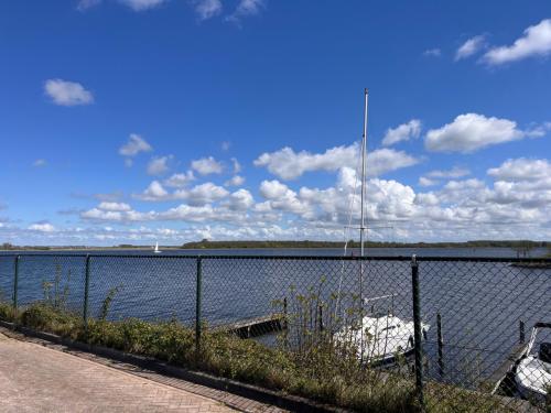 Ruim 50 meter gaashekwerk met dubbele poort