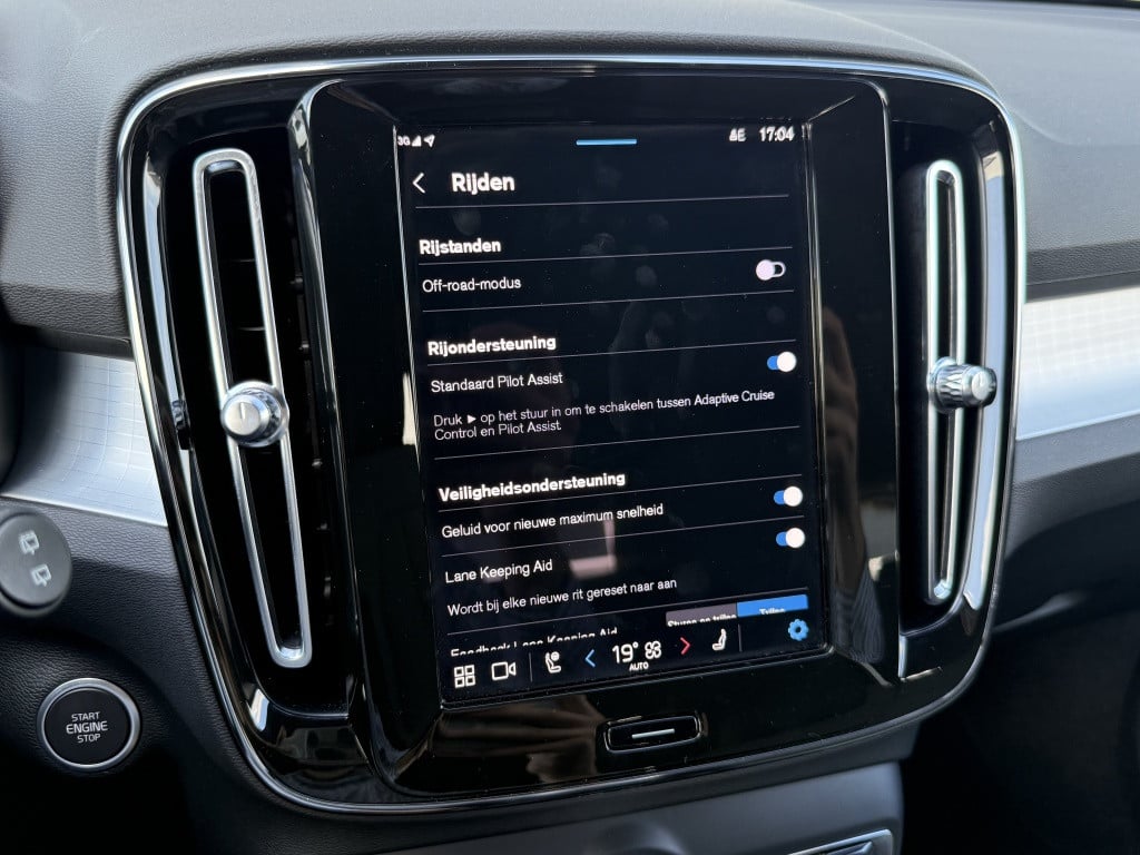 Volvo XC40 b4 197pk plus dark |adap.cruise| trekhaak | camera| elektrische