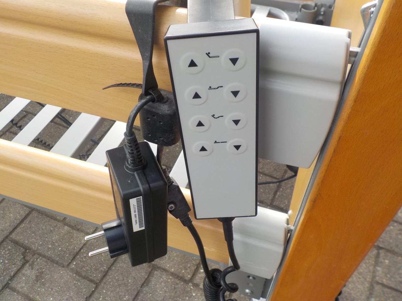 Elektrisch hoog/laag ledikant met pappegaai in zeer goede staat zonder matr
