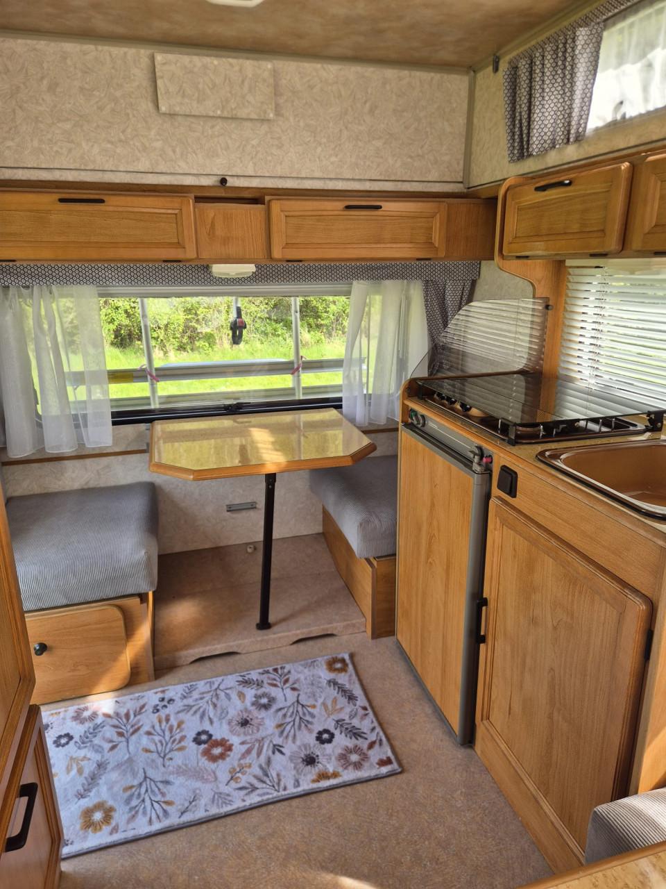 Te koop: Mooie Rapido Club 32 lichtgewicht hefdak caravan!