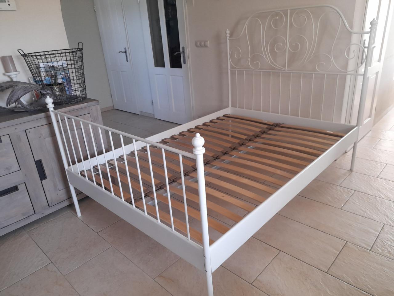 Wit metalen bed 140 x 200 (in goede nette staat )