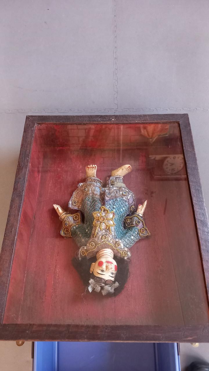 Houten pop in vitrine