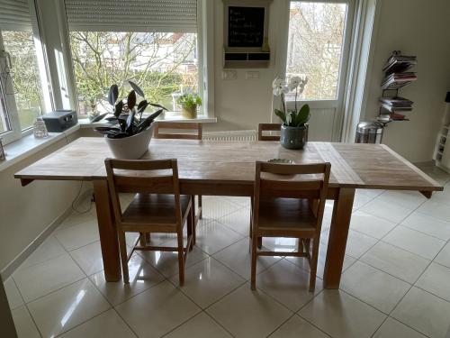 Te Koop: Teakhouten Eettafel en 4 stoelen.