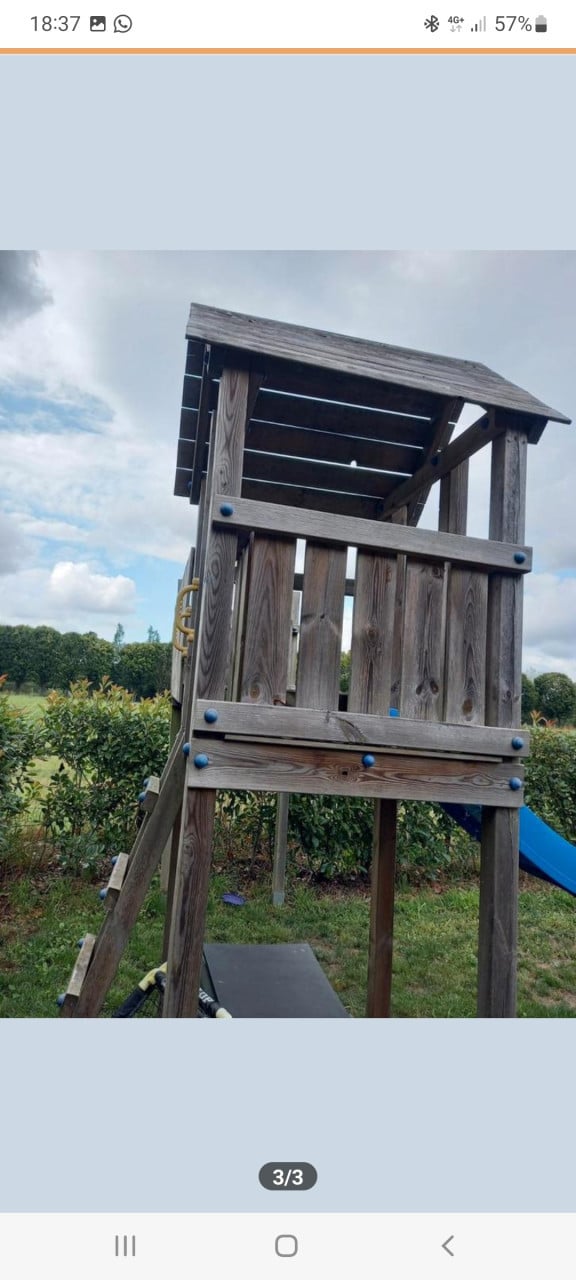 Speeltoestel met glijbaan
