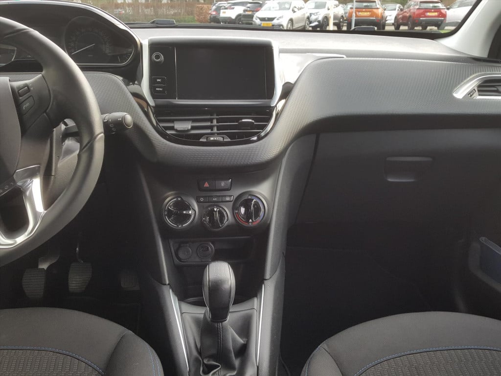 Peugeot 208 1.2 puretech 82pk signature navigatie | cruise control | airco 