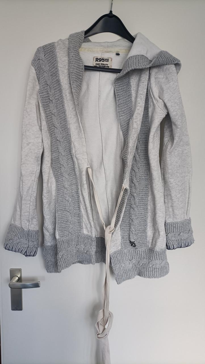 Vest, lichtgrijs met capuchon. Merk R9th. Maat M/L.