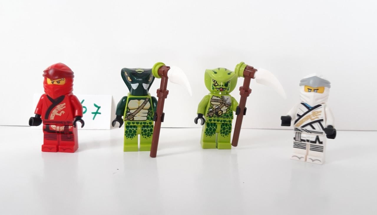 Lego Ninjago 70667:  Zwaardmotor van Kai & Sneeuwscooter van Zane