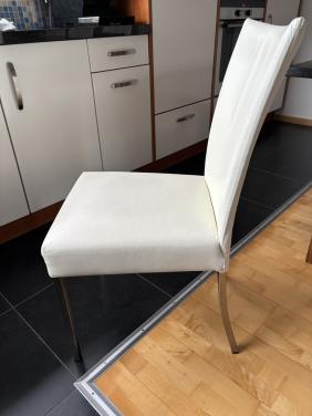 4 wit leren eetkamer stoelen.