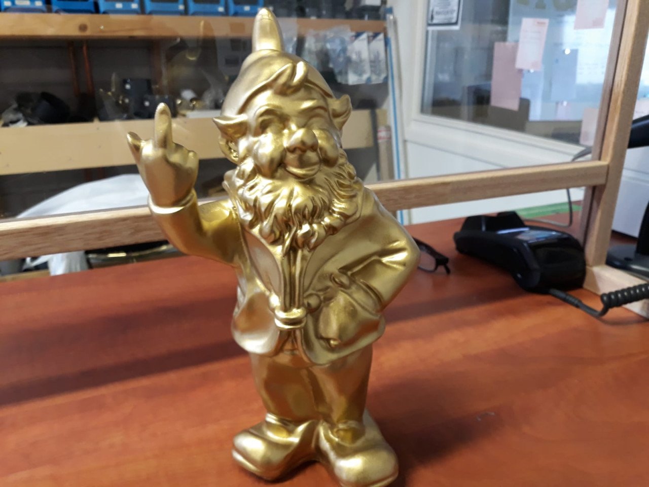Kabouter wit met gouden zonnebril