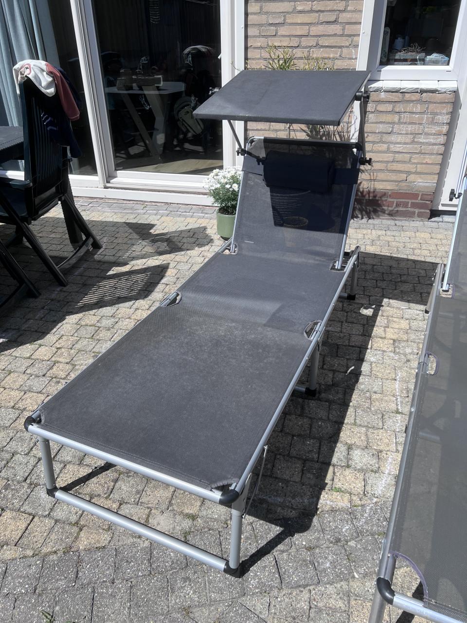 Twee ligbedden incl. kussens