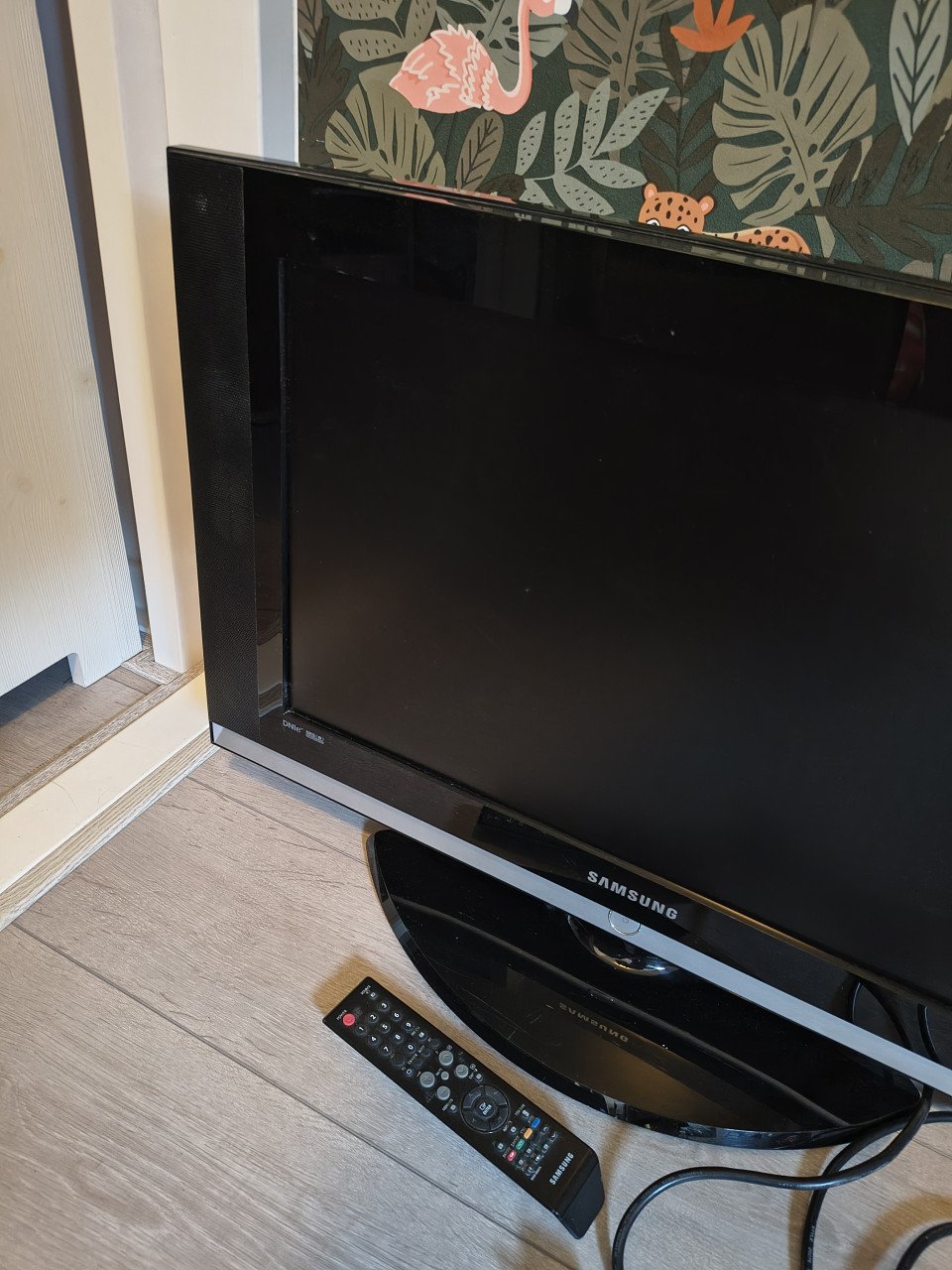 Mooie Samsung televisie met afstandsbediening. LE27S71B tv.