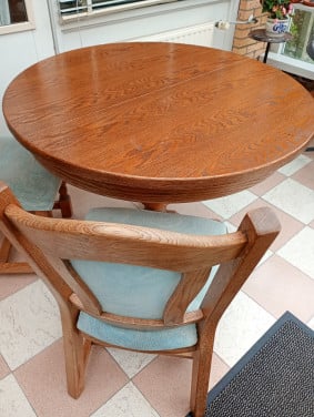 Eiken tafel met 4 stoelen. (gratis afhalen)
