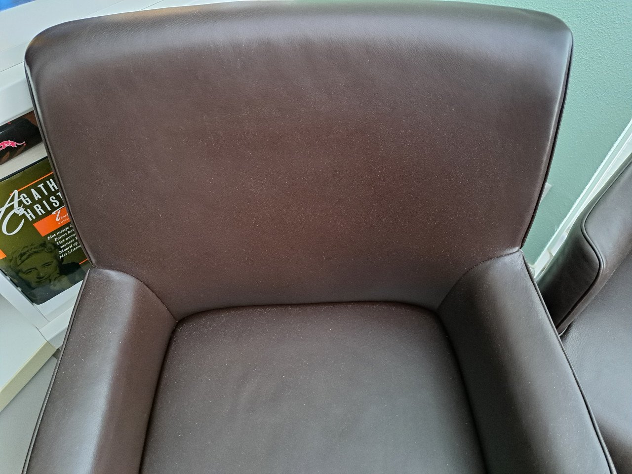 4 bruine kunstlederen stoelen op wieltjes