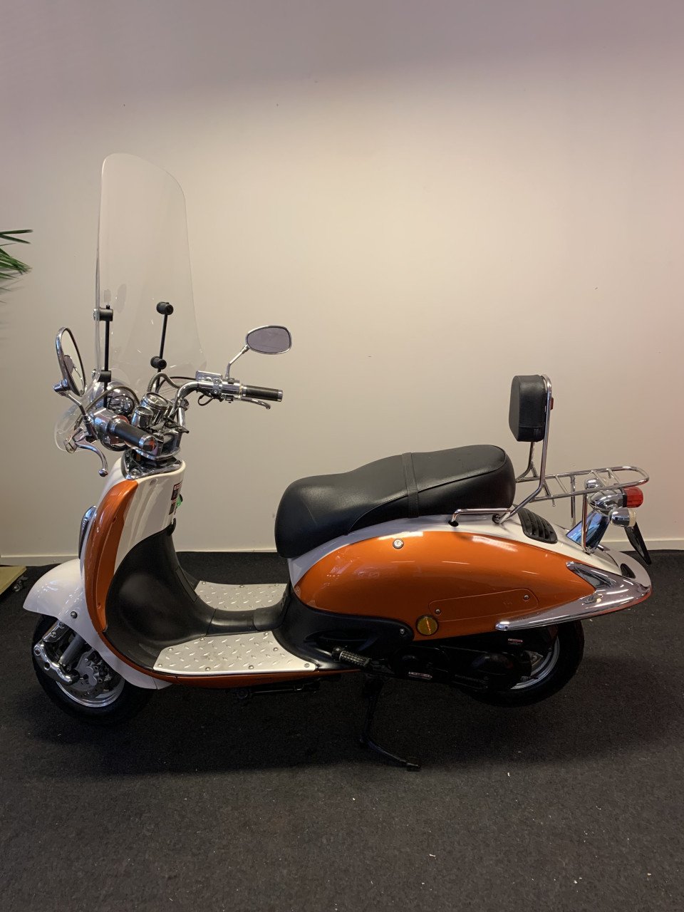 RETRO SCOOTER MET WINDSCHERM NU 495,= RIJKLAAR