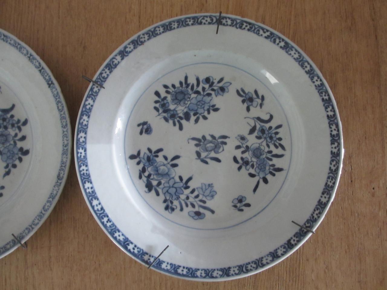 2 oude blauw-witte porseleinen borden – handgeschilderd – ca. 23,5 cm