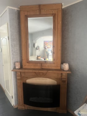 Houten haardombouw met bovenkast