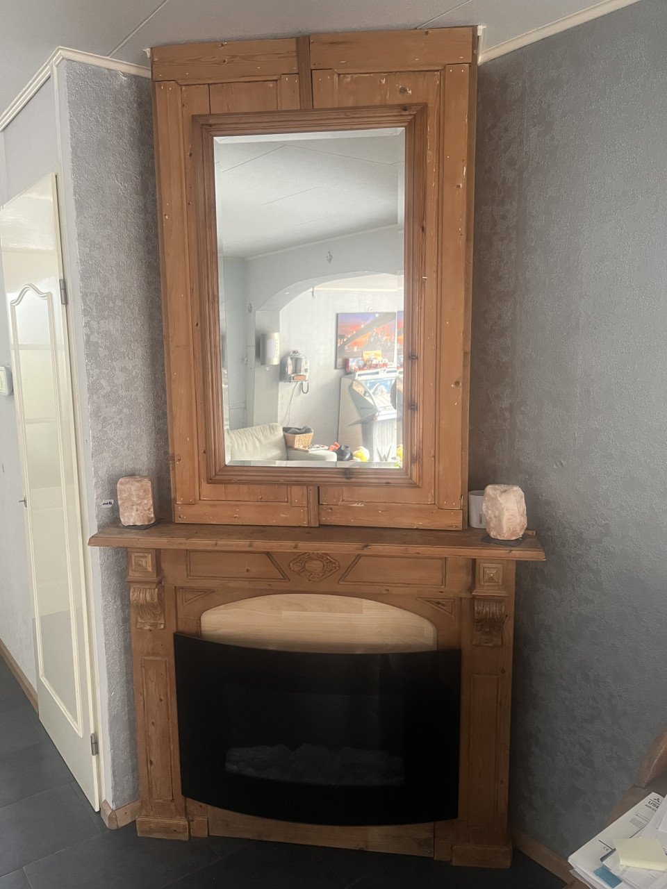Houten haardombouw met bovenkast