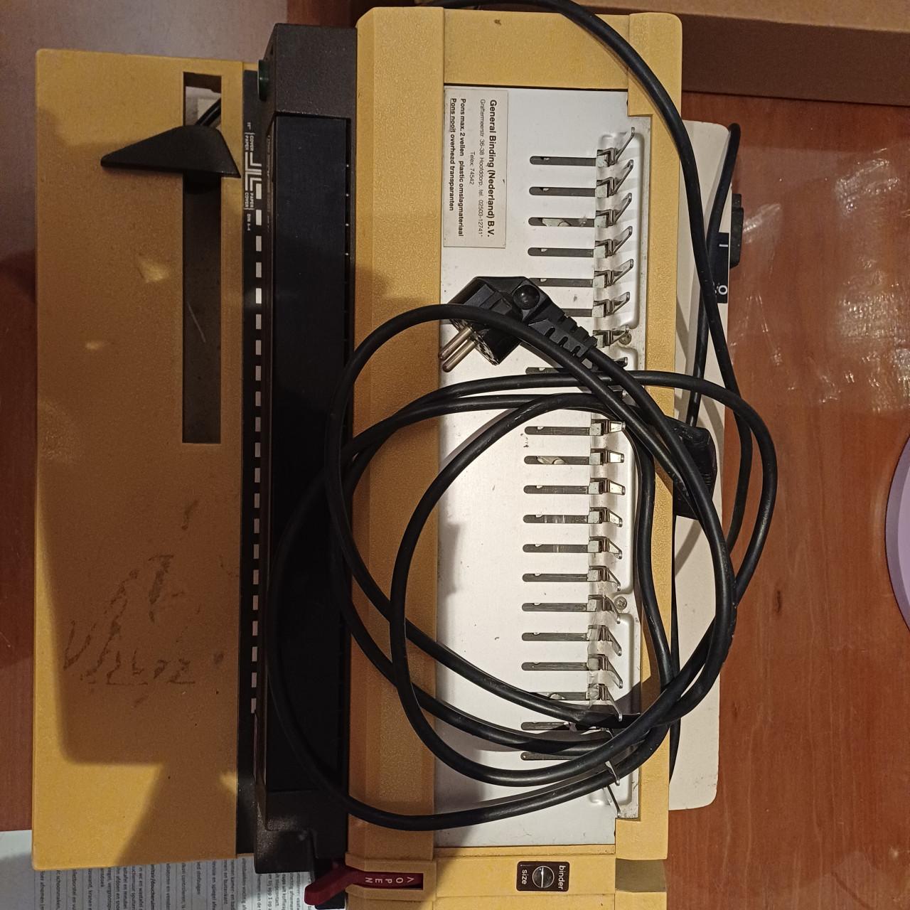 Inbindmachine (GBC model 470 KM) voor je eigen mappen te maken