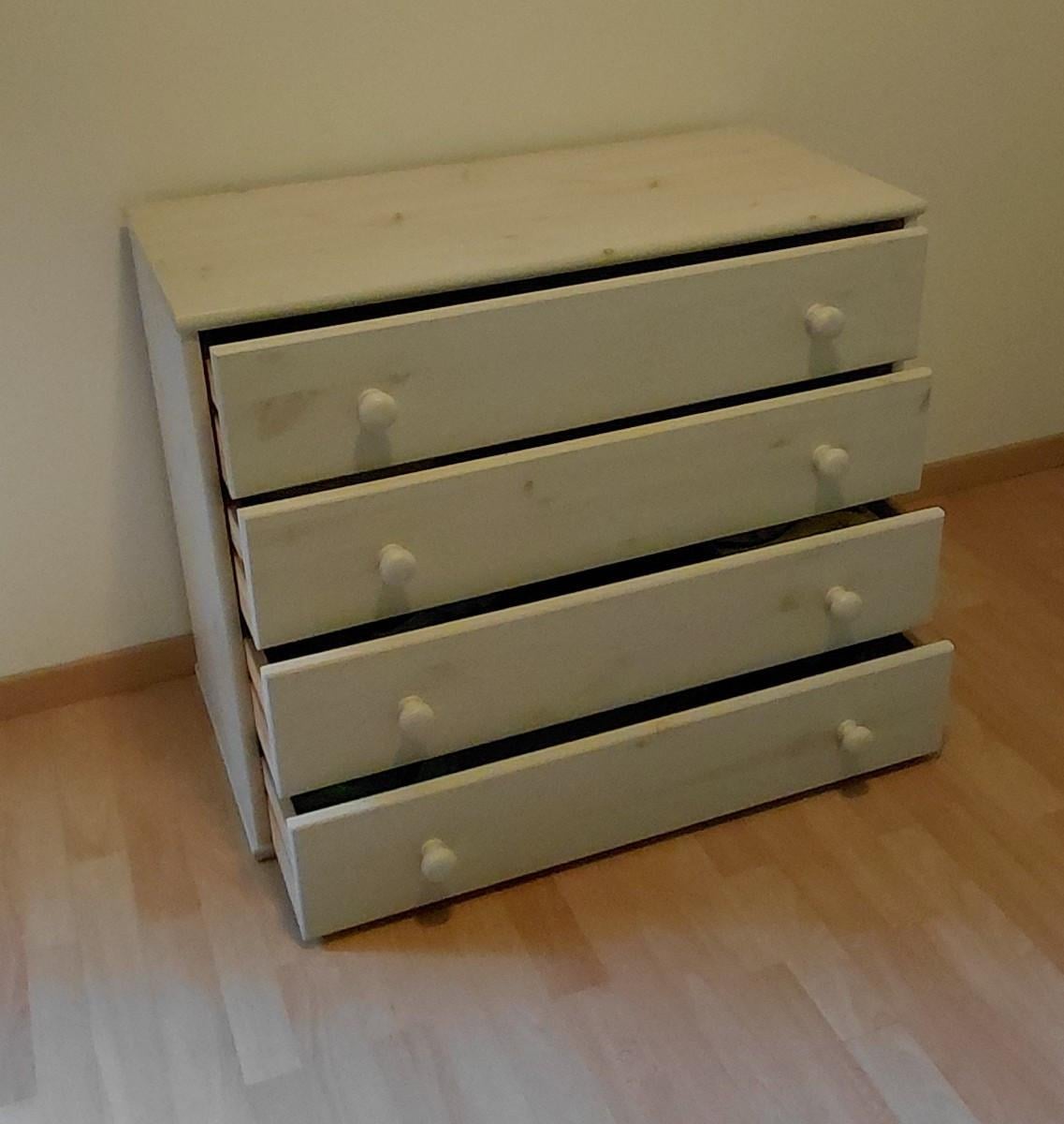 Witte lage kast met 4 laden
