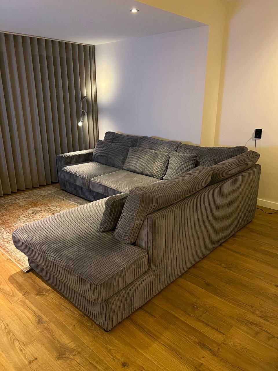 Ribstof hoekbank met diepe zit