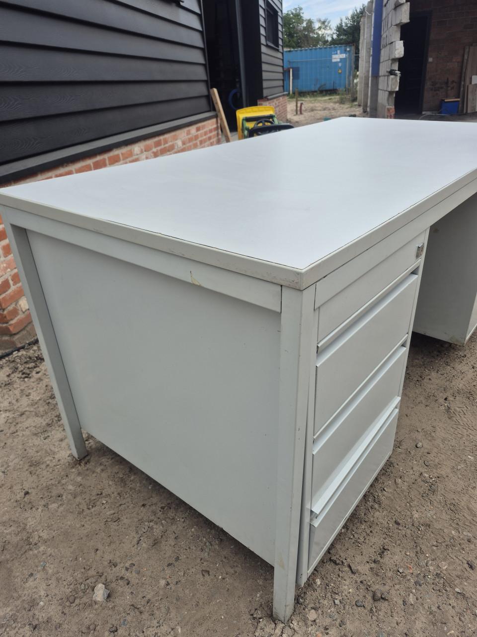 Bureau van ijzer