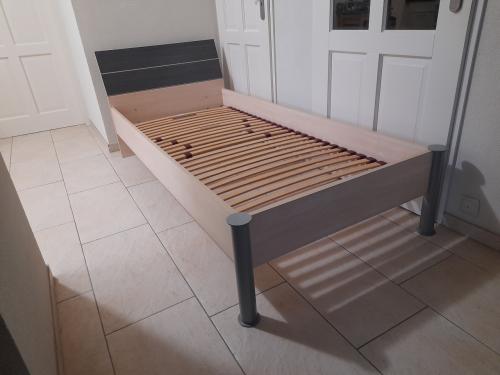 1 Persoons bed 90 x 200 (in goede staat )