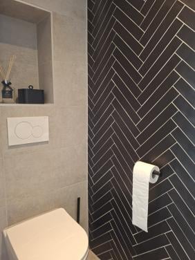 Grijze en zwarte tegels voor badkamer/wc